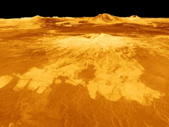 Vista generada por computadora de la superficie del planeta Venus dominada por el volcán Sapas Mons. Los flujos de lava se extienden por cientos de kilómetros a través de las llanuras fracturadas mostradas en primer plano. Crédito: NASA.
